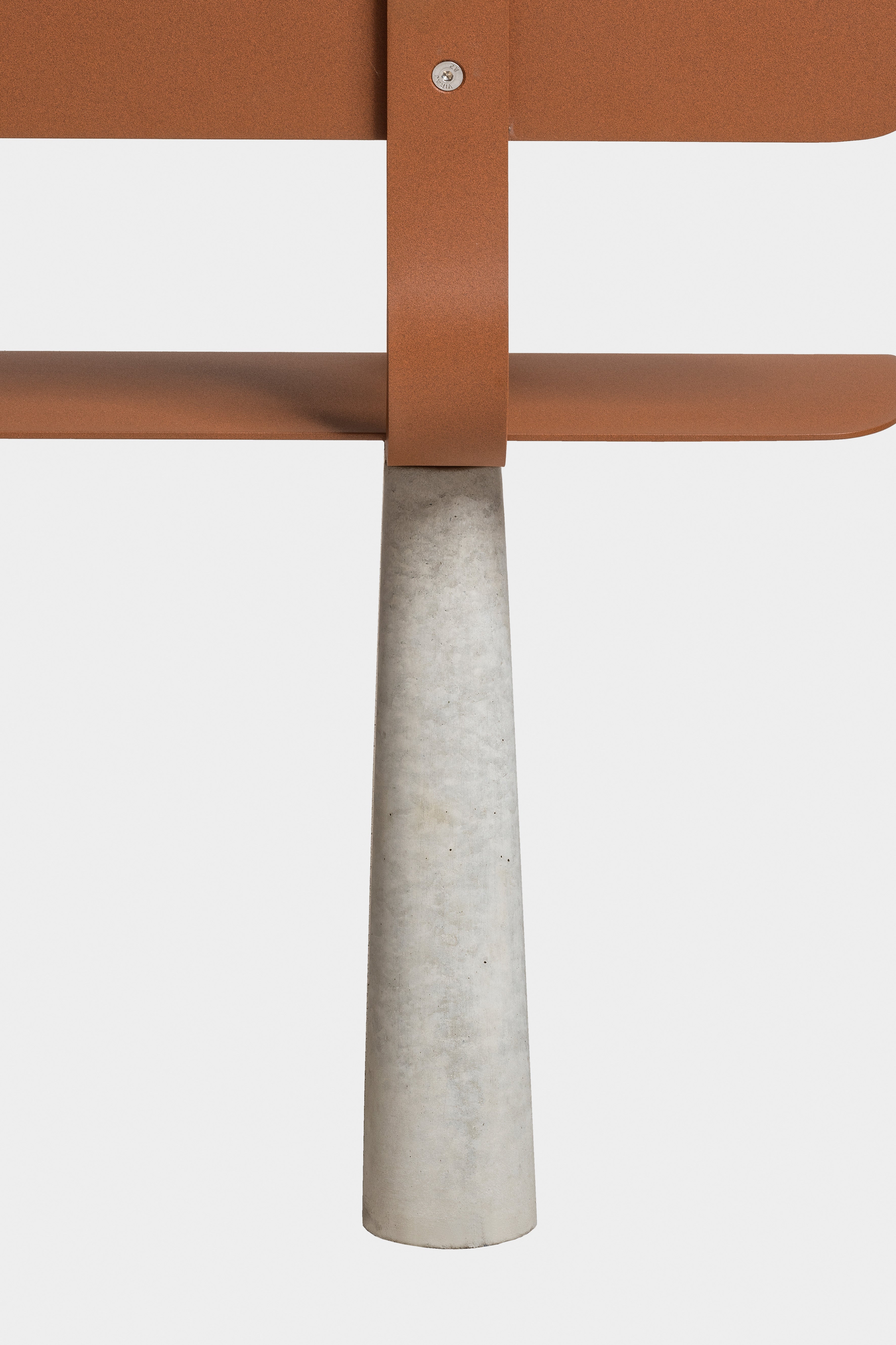 Ben – Bank – Designer-Stuhl mit kupferfarbener Metalloberfläche und betontem, konischem Betonfuss.