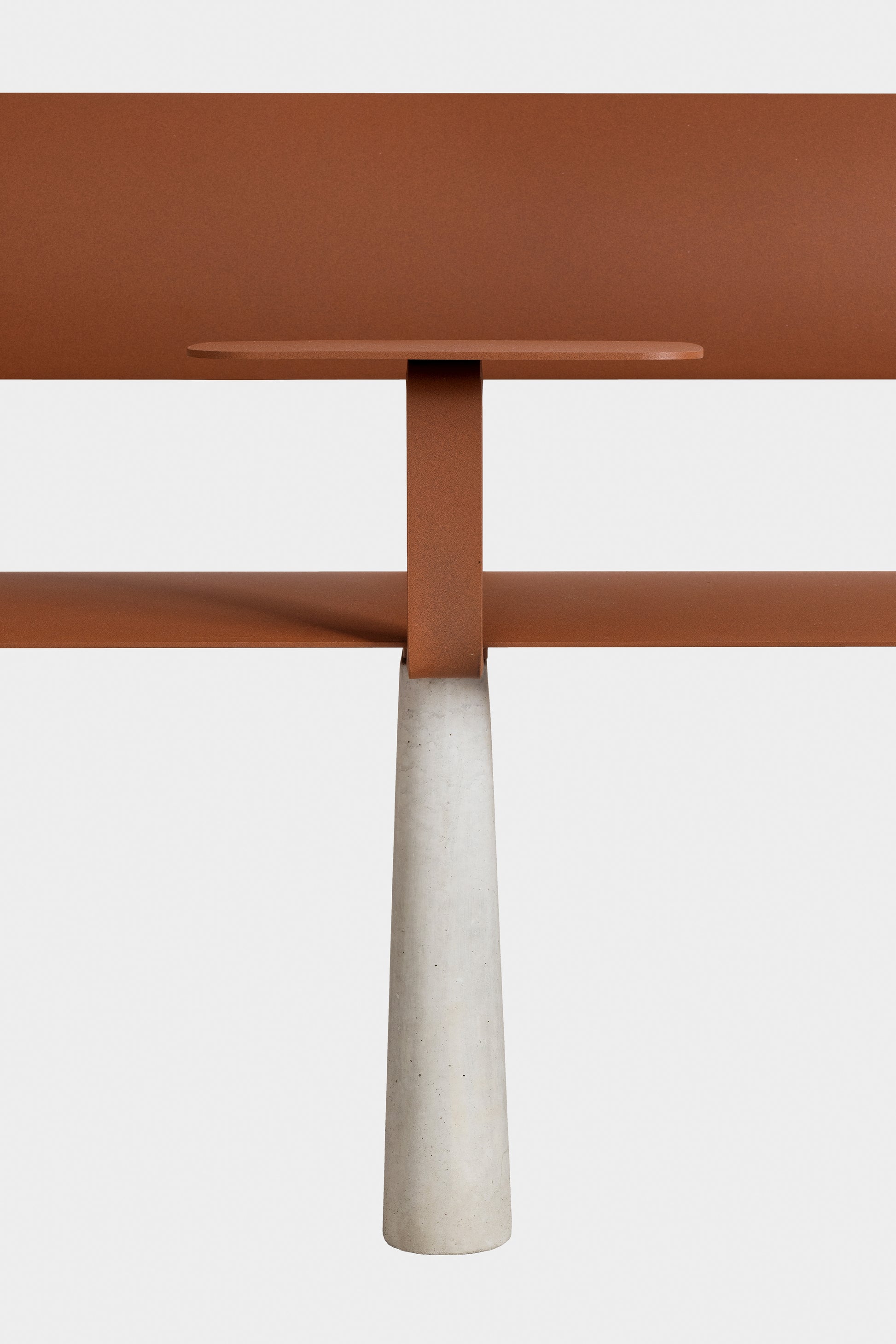 Ben – Bank – Minimalistische Tischoberfläche in Rostfarbe mit einem stabilen, grauen Betonsäulenfuß in der Mitte.