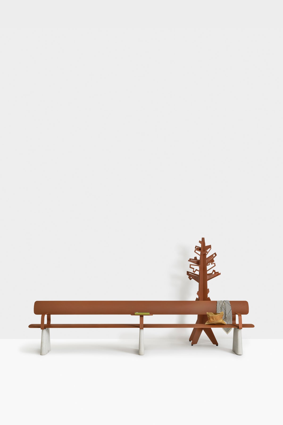 Bank Ben 360 in Oxide Brown mit Seitentisch und Kleiderständer Forest for the Trees