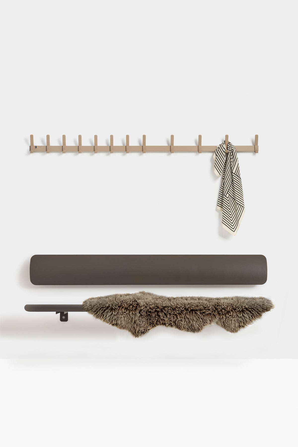 Bank Ben 180 in Umbra Grey mit Wandgarderobe Just
