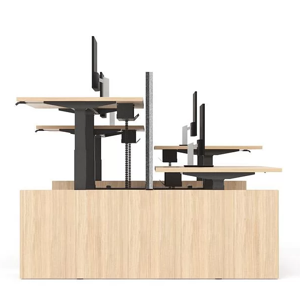 Motion | Bench – Bench-Arbeitsplatzsystem – Höhenverstellbare Schreibtische aus Holz mit schwarzem Gestell, drei Monitore auf verschiedenen Höhen.