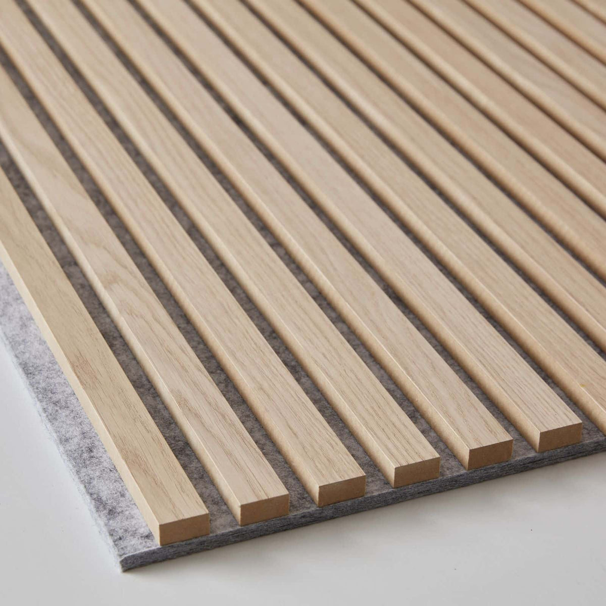 Wandpaneele Ribbon-Wood in Classic Oak mit hellgrauem RecoSilent
