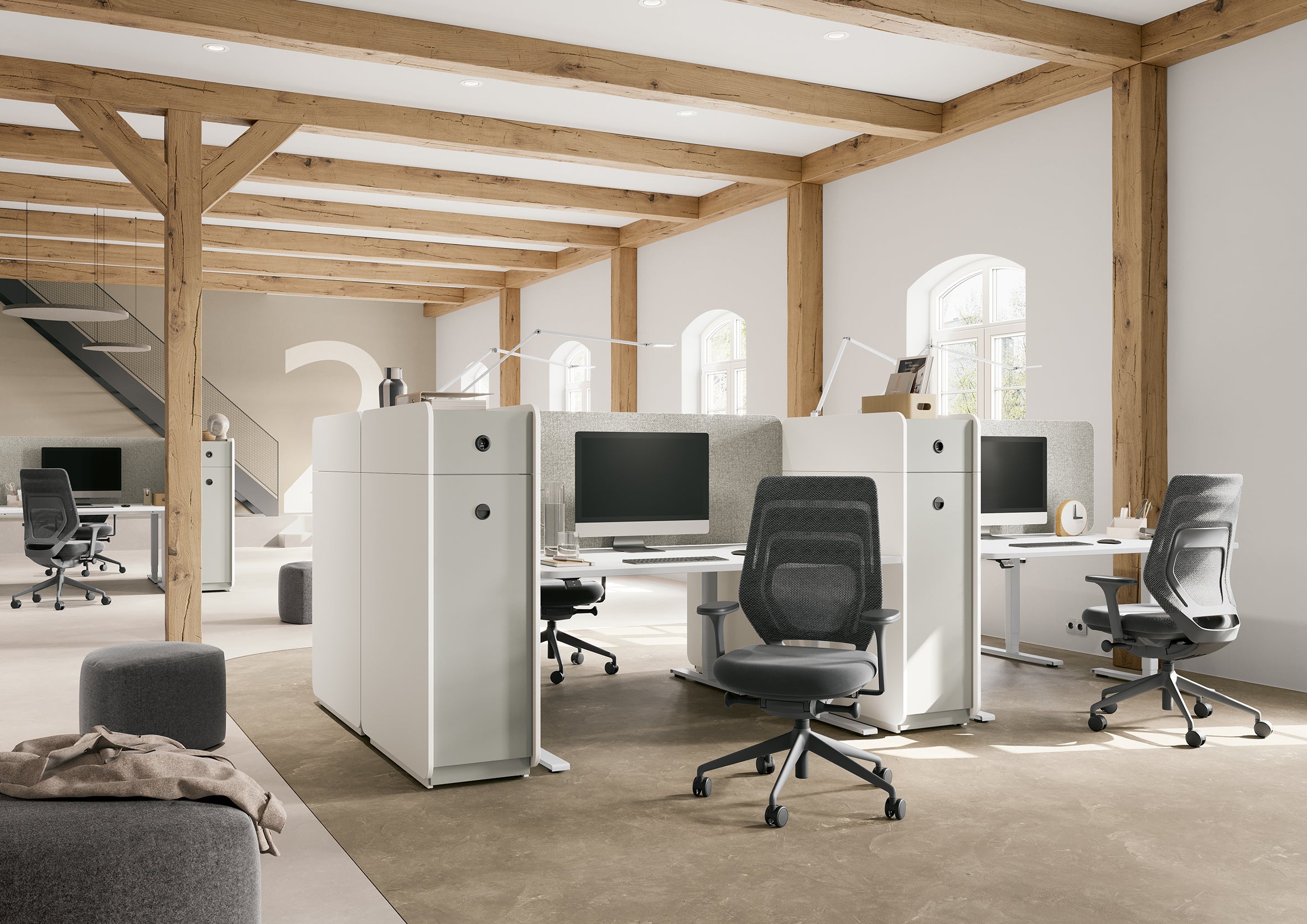 Concept Q Arbeitsplaetze in einem Loft mit Holzbalken