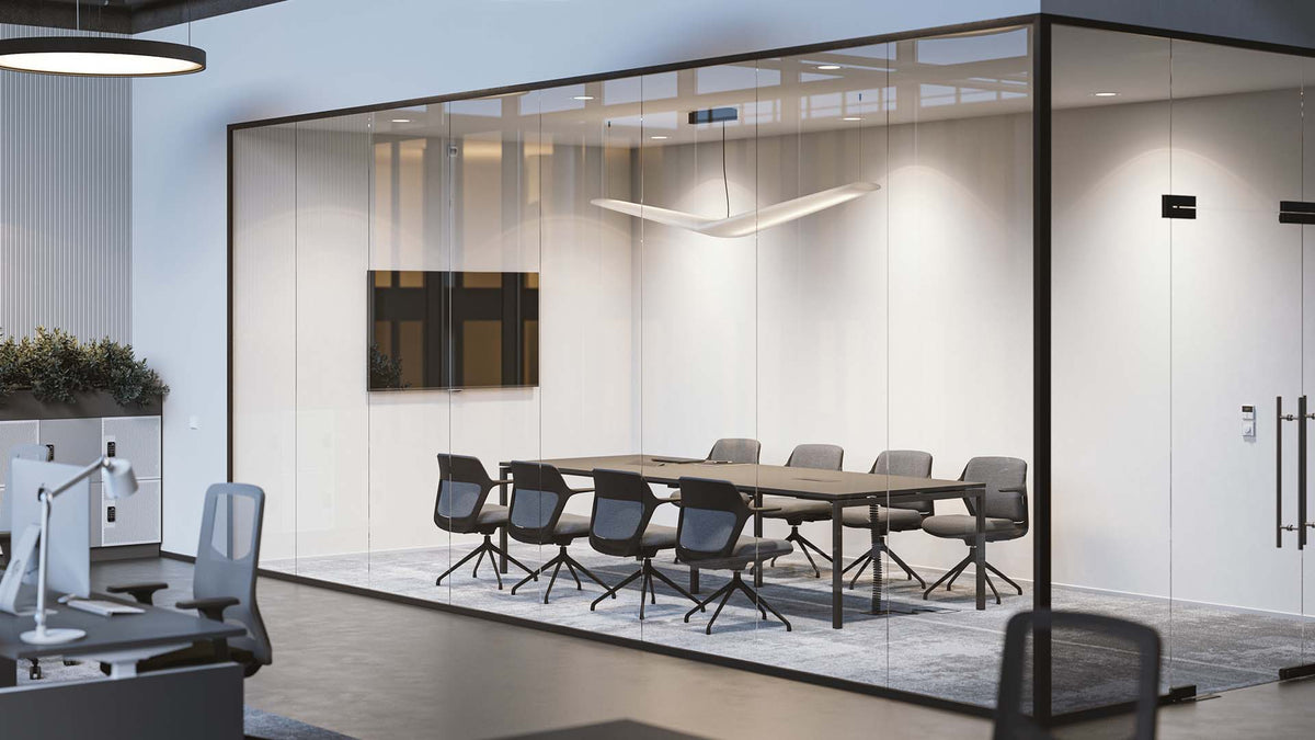Konferenztisch | Nova – Konferenztisch – Moderner Besprechungsraum mit einem langen Tisch und ergonomischen Drehstühlen, Glaswänden und einem TV-Gerät.
