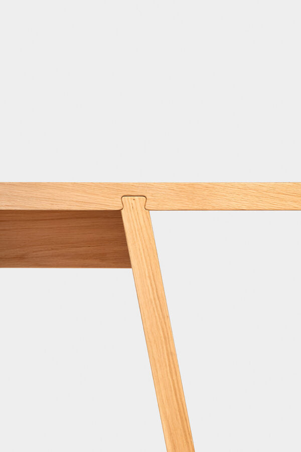 Dovetail Bench – Bank – Holztisch mit asymmetrischem Gestell und leichtem, skandinavischen Design in hellen Holznuancen.