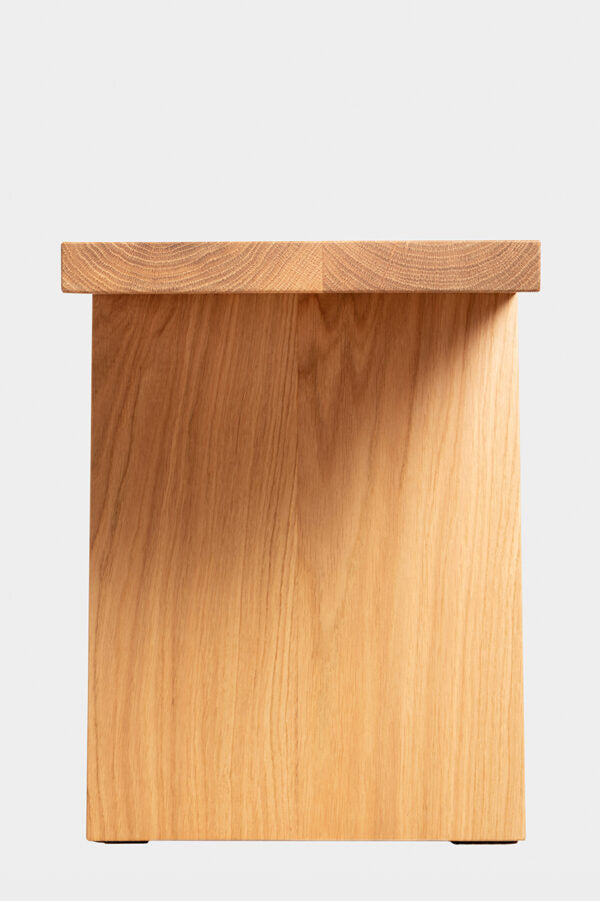 Dovetail Bench – Bank – Minimalistischer Holztisch aus hellem Holz mit quadratischer Tischplatte und stabiler, leicht nach innen geneigter Konstruktion.