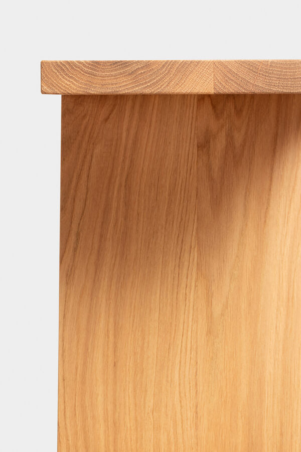 Dovetail Cabinet – Regalsysteme – Detailaufnahme einer Holzplatte in honigfarbener Eiche mit sichtbarer Maserung.