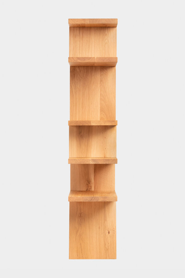 Dovetail Cabinet – Regalsysteme – Hochregal aus hellen Holz mit vier Ablageflächen, vertikal angeordnet und ohne Rückwand.