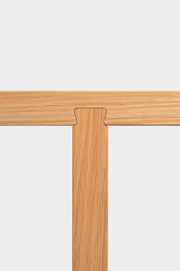 Dovetail Cabinet – Regalsysteme – Detailansicht eines Holzgestells mit sichtbaren Verbindungselementen in hellem Holz.