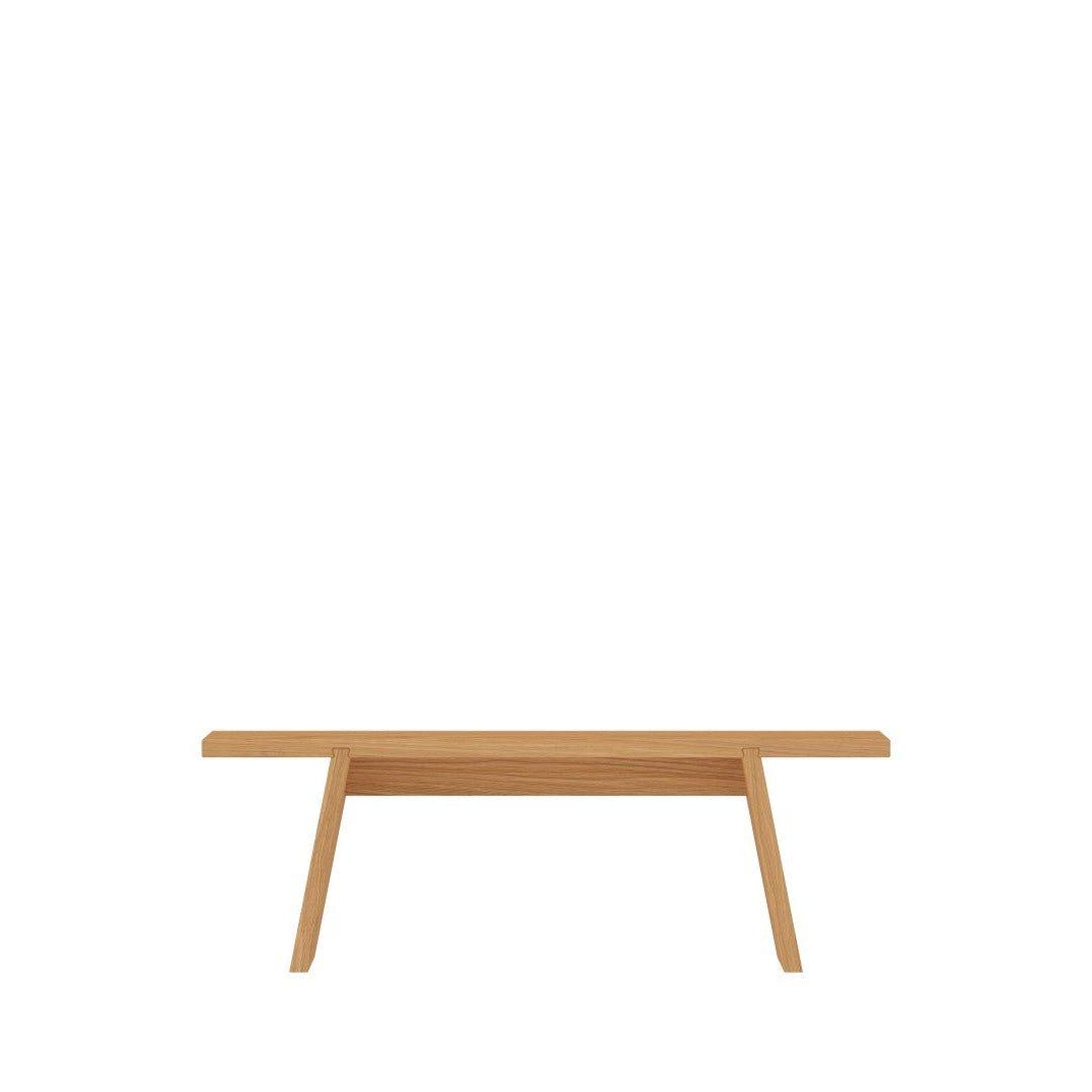 Dovetail Bench – Bank – Schreibtisch aus hellem Holz mit minimalistischer Bauweise und schrägen Beinen.