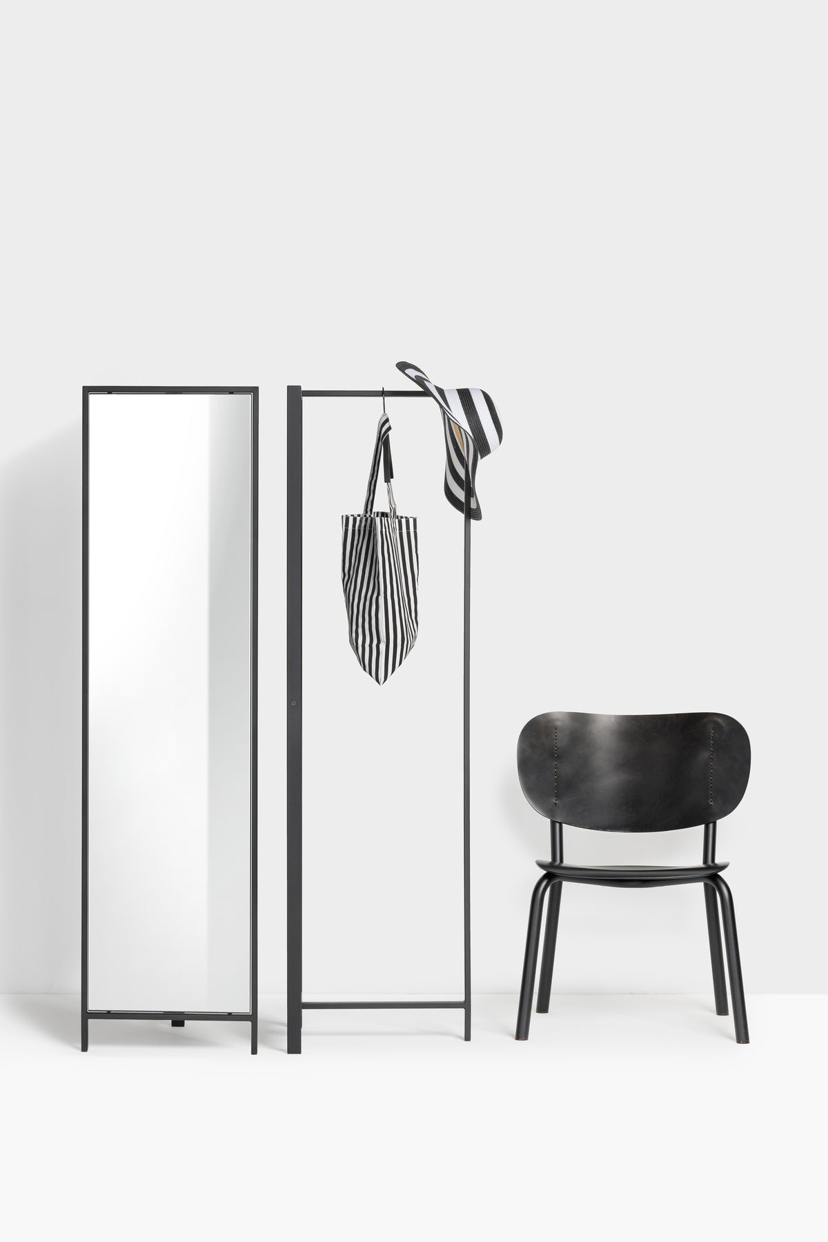 Garderobe Frame DV S mit Stuhl Emil Rosi