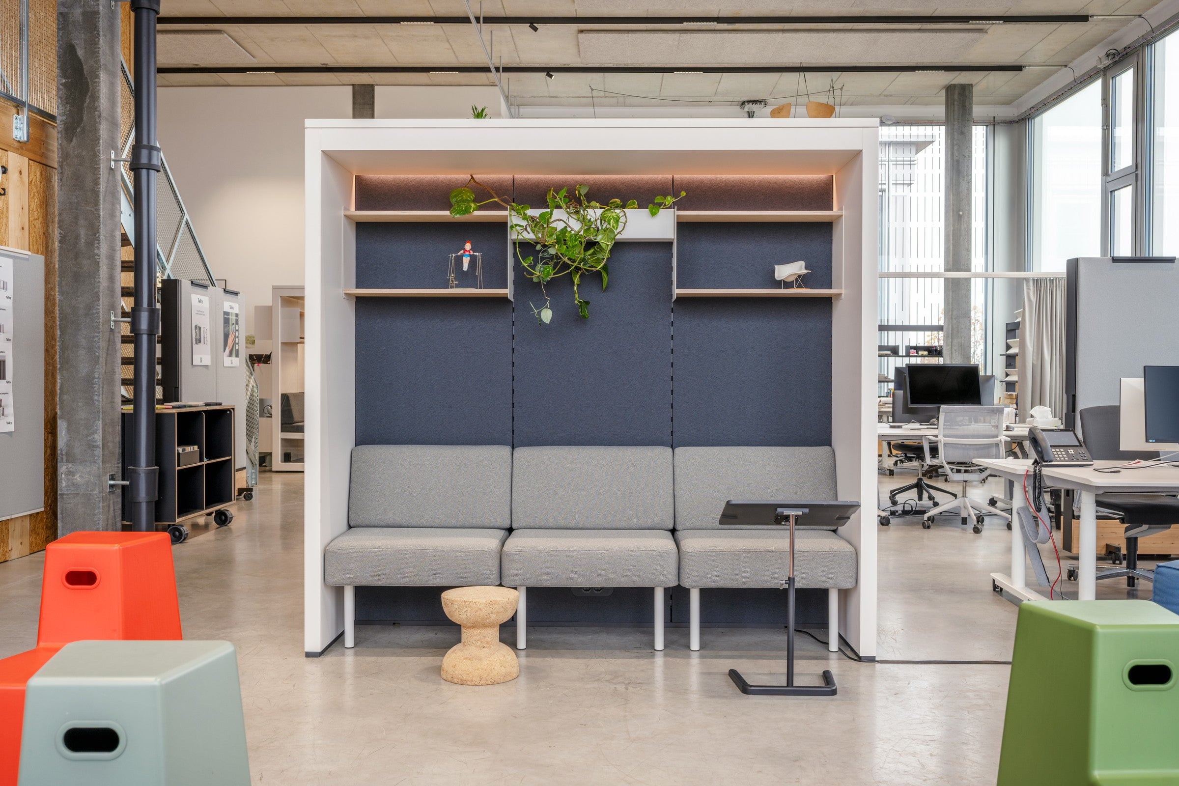 Talky Nook L75 von vorn: dreiteilige Sitzbank vor der blauen Akustikrückwand, Ablage und Licht im Deckel.