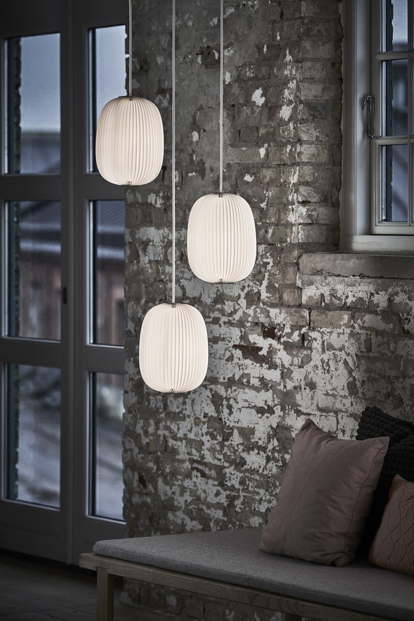 Modell 135 Lamella 4 Pendelleuchte von LE KLINT, im Raum