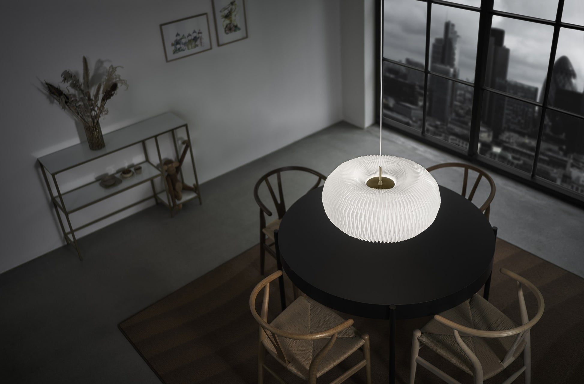 Modell 195 Donut Pendelleuchte von LE KLINT, im Raum