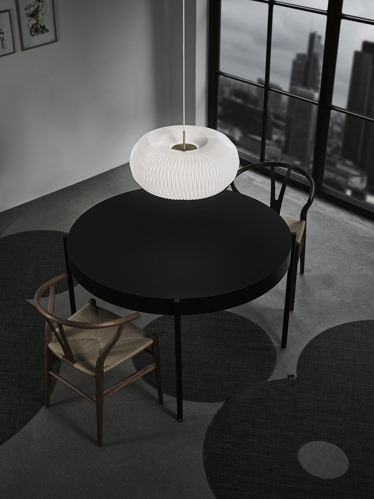 Modell 195 Donut Pendelleuchte von LE KLINT, im Raum
