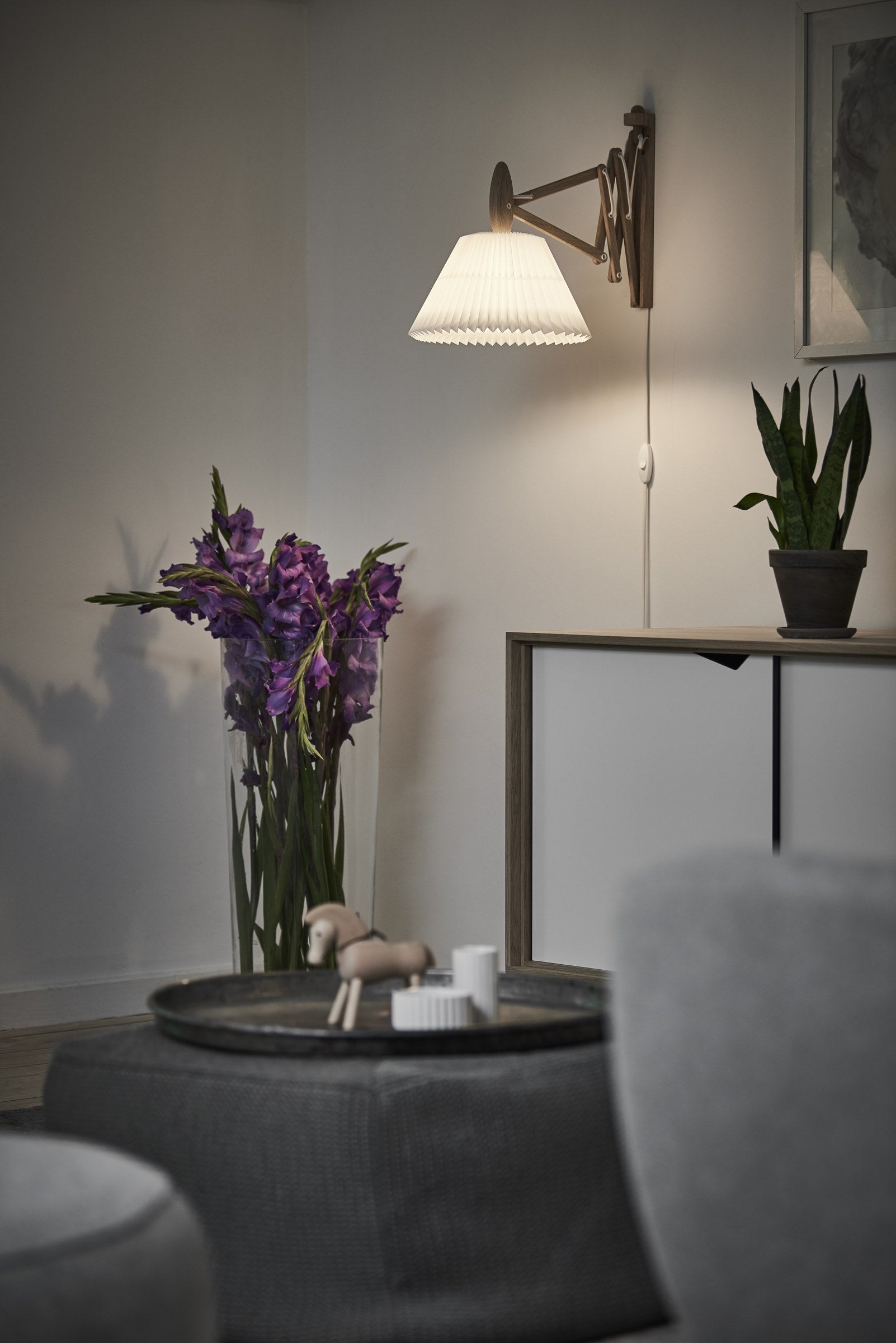 Modell 223-2 Sax Wandleuchte von LE KLINT, im Raum
