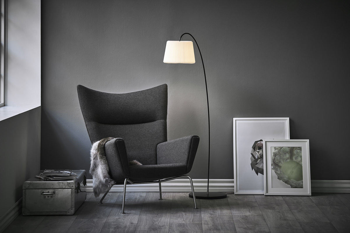 Modell 320 Snowdrop Stehleuchte von LE KLINT, Anwendungsbeispiel