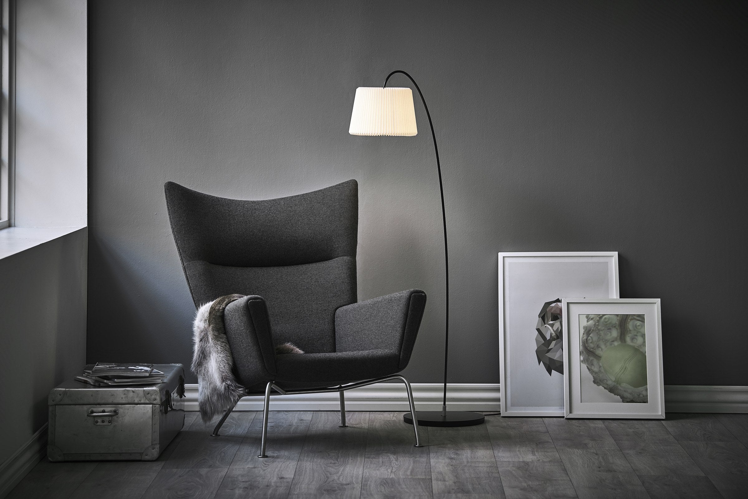 Modell 320 Snowdrop Stehleuchte von LE KLINT, Anwendungsbeispiel