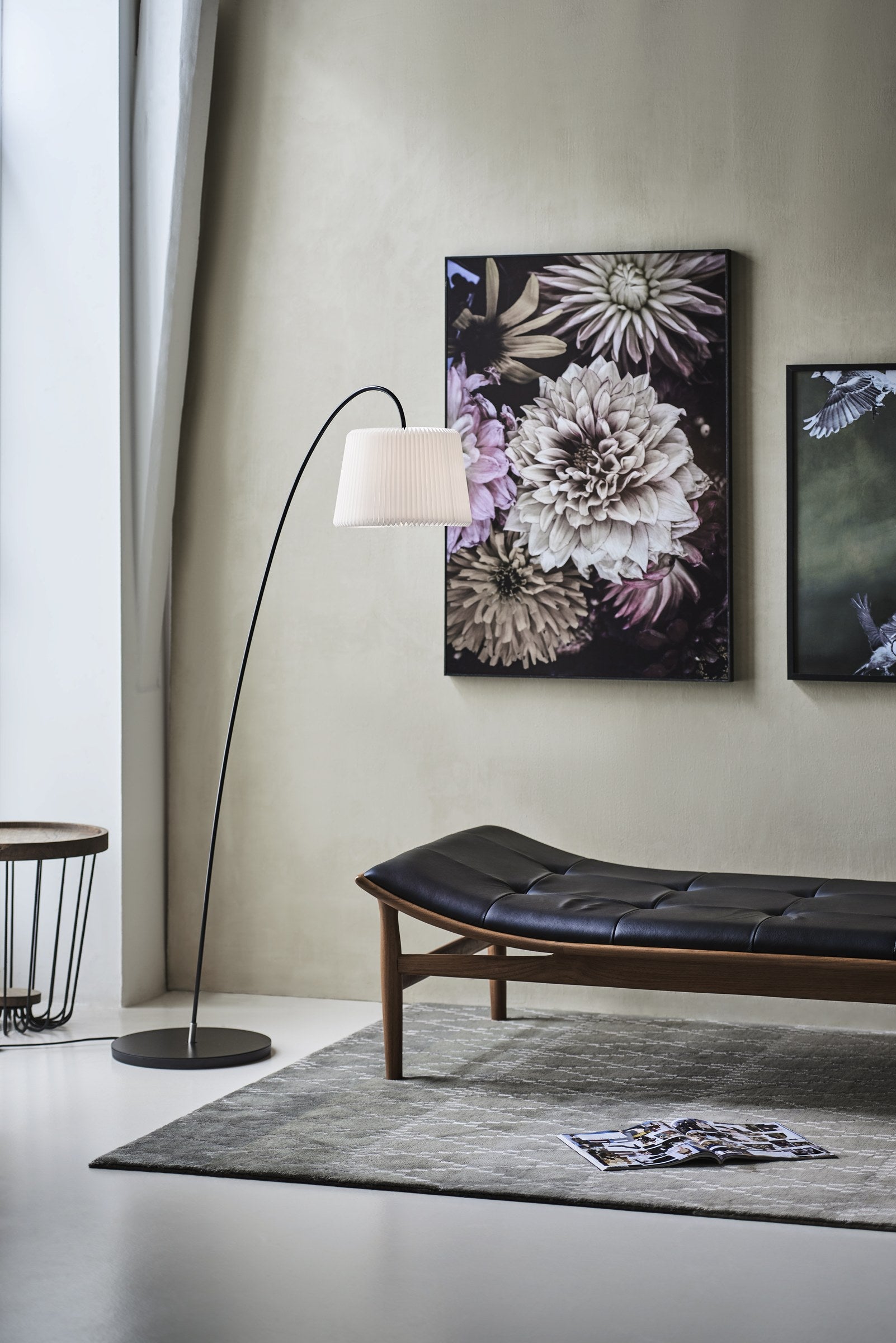 Modell 320 Snowdrop Stehleuchte von LE KLINT, im Raum