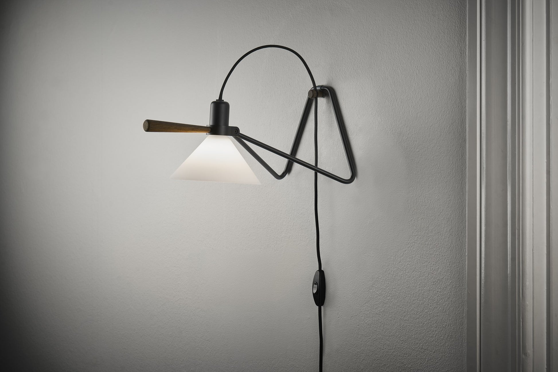 Modell 356 Spot Tischleuchte von LE KLINT, im Raum