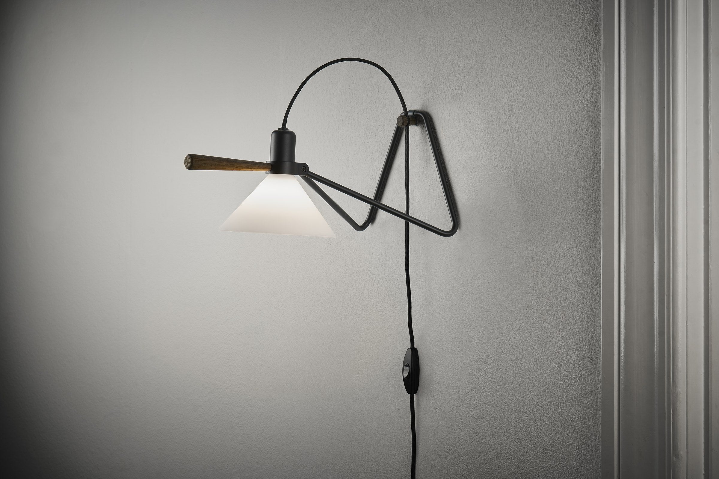 Modell 356 Spot Tischleuchte von LE KLINT, im Raum