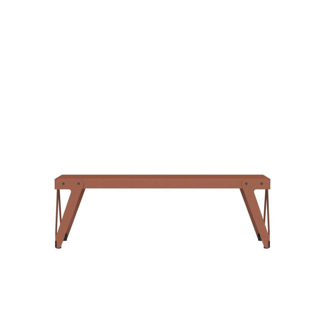 Lloyd Bench – Bank – Niedriger Tisch mit braunem Holzoberteil und stabilen, schwarzen Metallgestell. Minimalistisches Design.
