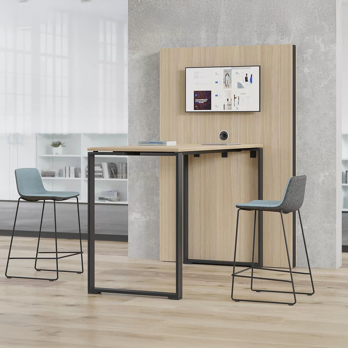 Media – Konferenzwand – Moderner Stehtisch aus Holz mit schwarzem Gestell, Hintergrundwand mit Monitor, zwei Hockern in hellblau.