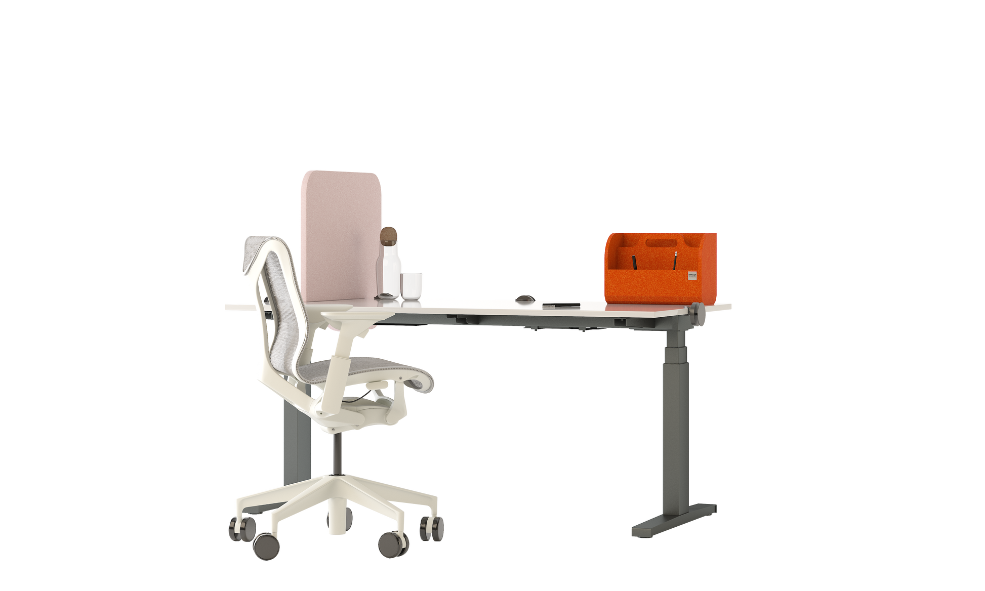 Arbeitsplatztrenner Moby – Akustische Tischtrenner – Weißer Schreibtisch mit elektrisch verstellbarem Gestell, ergonomischem Bürostuhl und orangefarbener Ablagebox.