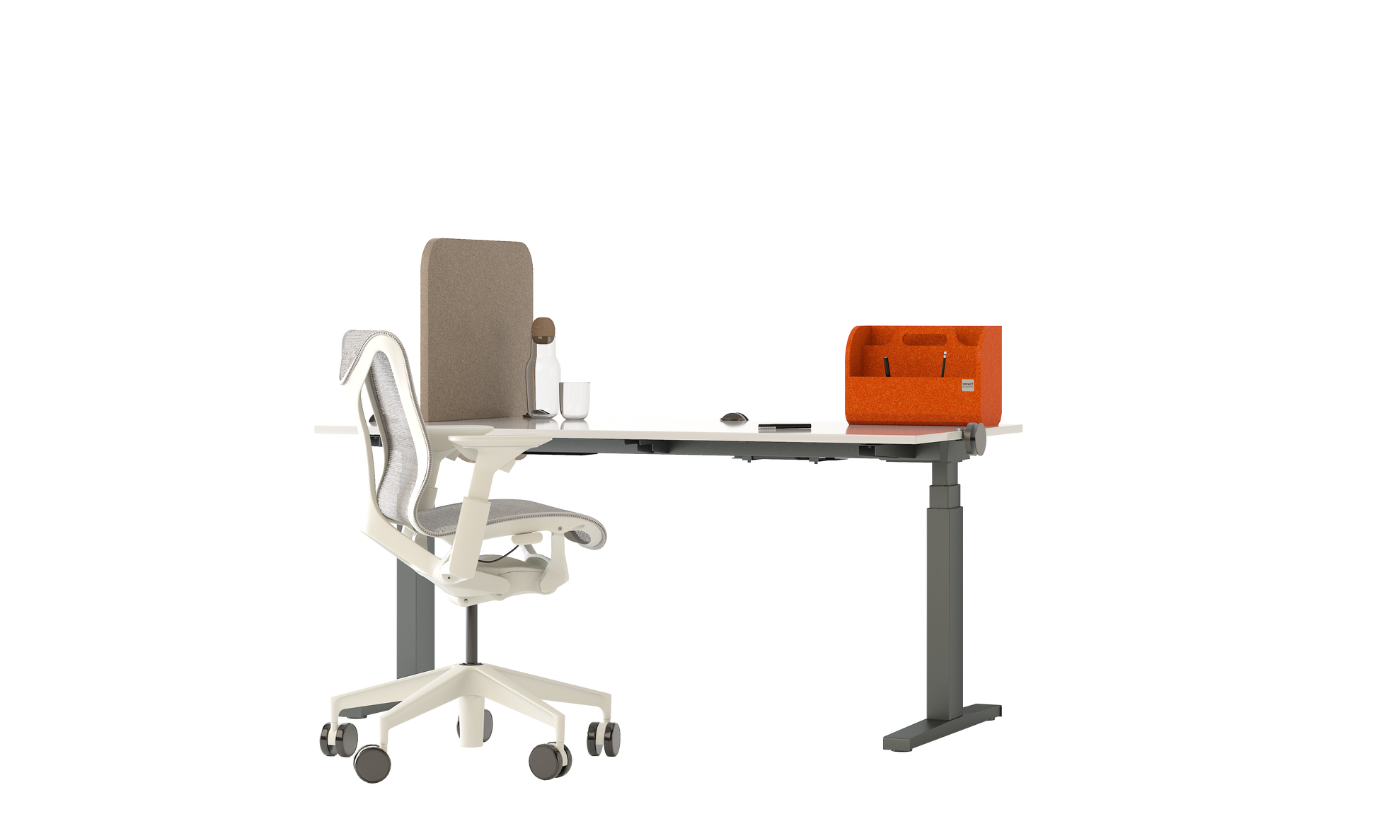 Arbeitsplatztrenner Moby – Akustische Tischtrenner – Höhenverstellbarer Schreibtisch mit grauen Tischbeinen, weißer Tischplatte und ergonomischem Bürostuhl. Orangefarbener Organizer sichtbar.