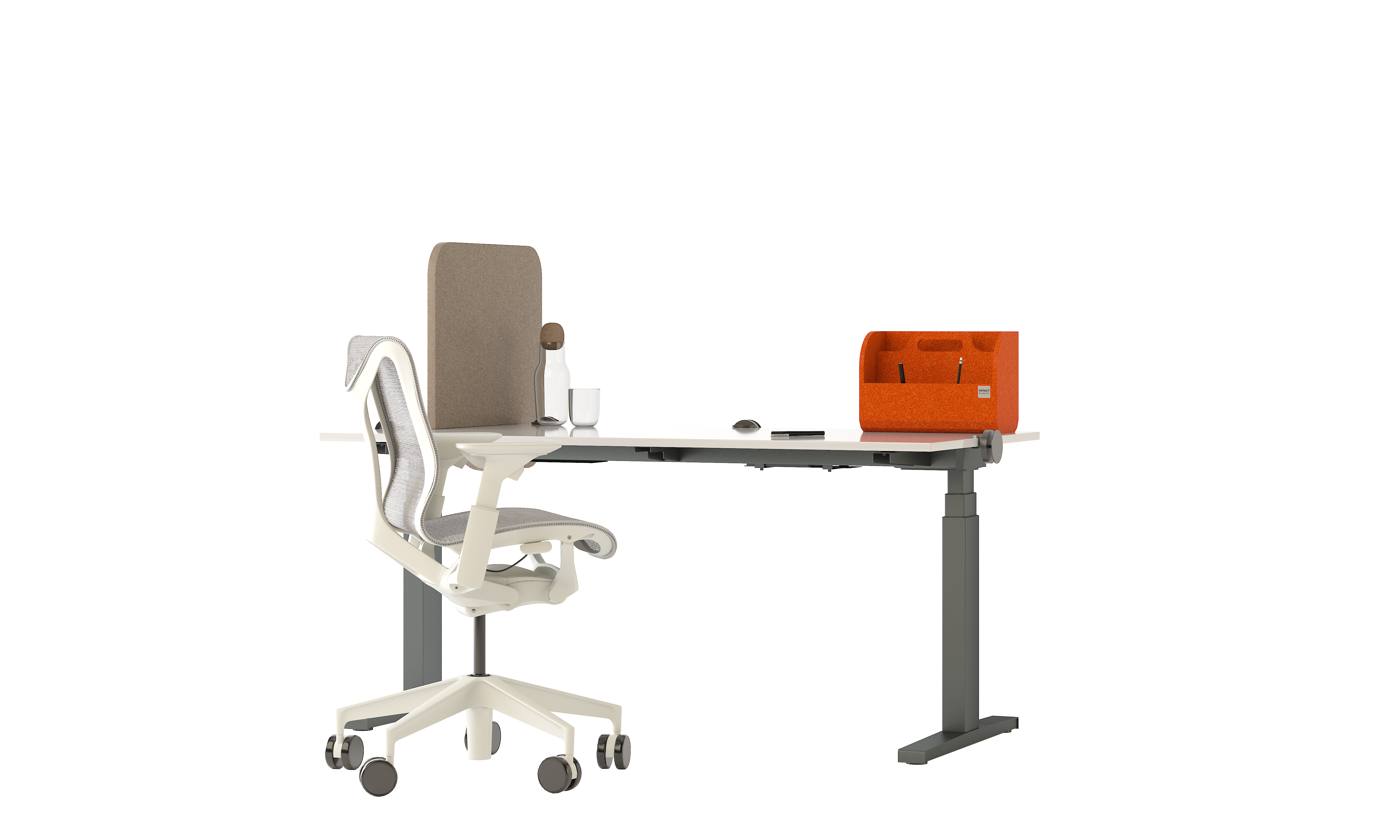 Arbeitsplatztrenner Moby – Akustische Tischtrenner – Höhenverstellbarer Schreibtisch mit grauen Tischbeinen, weißer Tischplatte und ergonomischem Bürostuhl. Orangefarbener Organizer sichtbar.