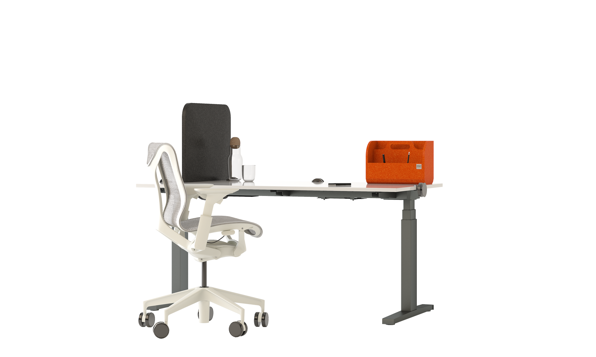 Arbeitsplatztrenner Moby – Akustische Tischtrenner – Weißer Schreibtisch mit höhenverstellbarem grauem Gestell, ergonomischem Bürostuhl und orangefarbener Ablagebox.