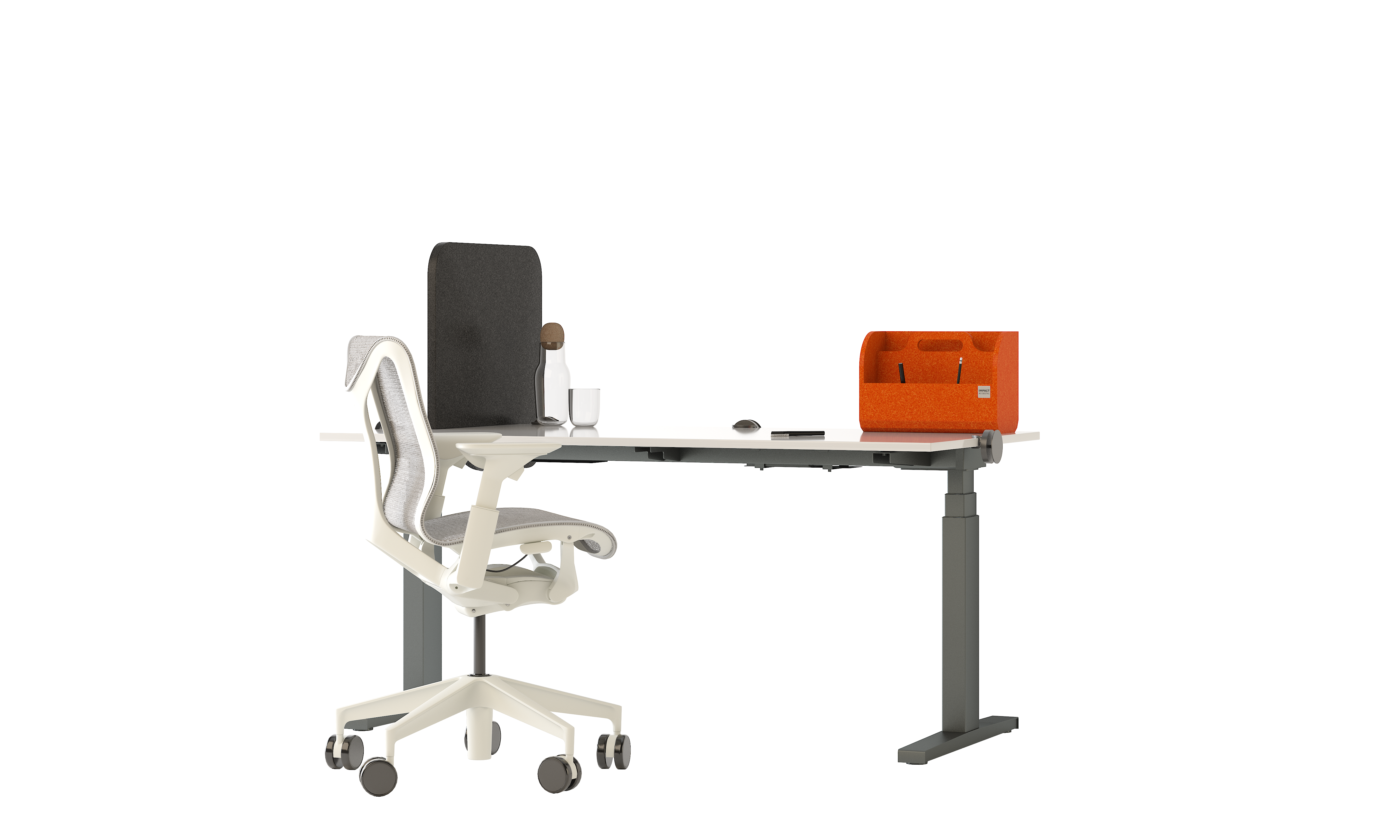 Arbeitsplatztrenner Moby – Akustische Tischtrenner – Weißer Schreibtisch mit höhenverstellbarem grauem Gestell, ergonomischem Bürostuhl und orangefarbener Ablagebox.