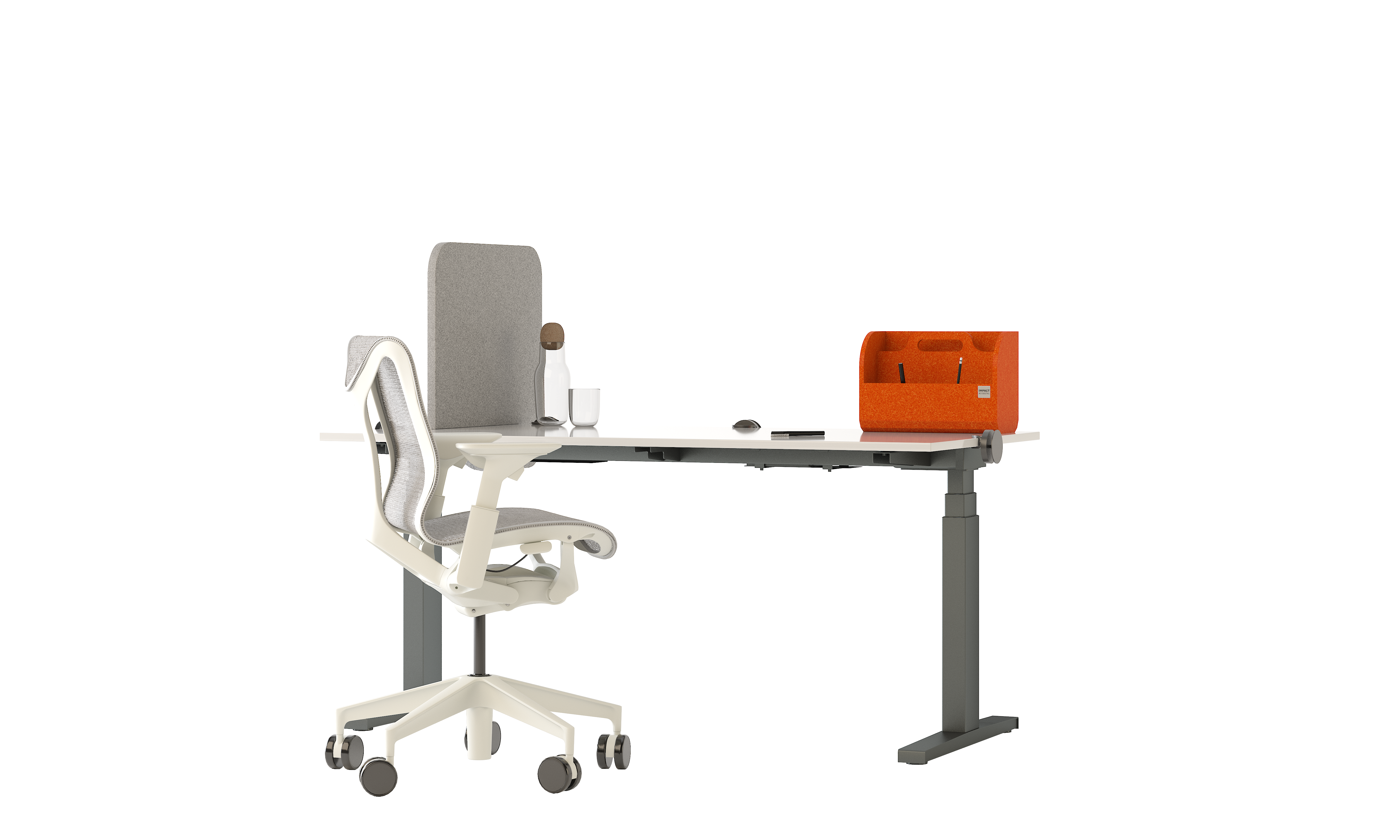 Arbeitsplatztrenner Moby – Akustische Tischtrenner – Höhenverstellbarer Schreibtisch mit weißen Tischplatte und grauem Gestell. Weißer Bürostuhl mit Netzrücken. Organizer in Orange.