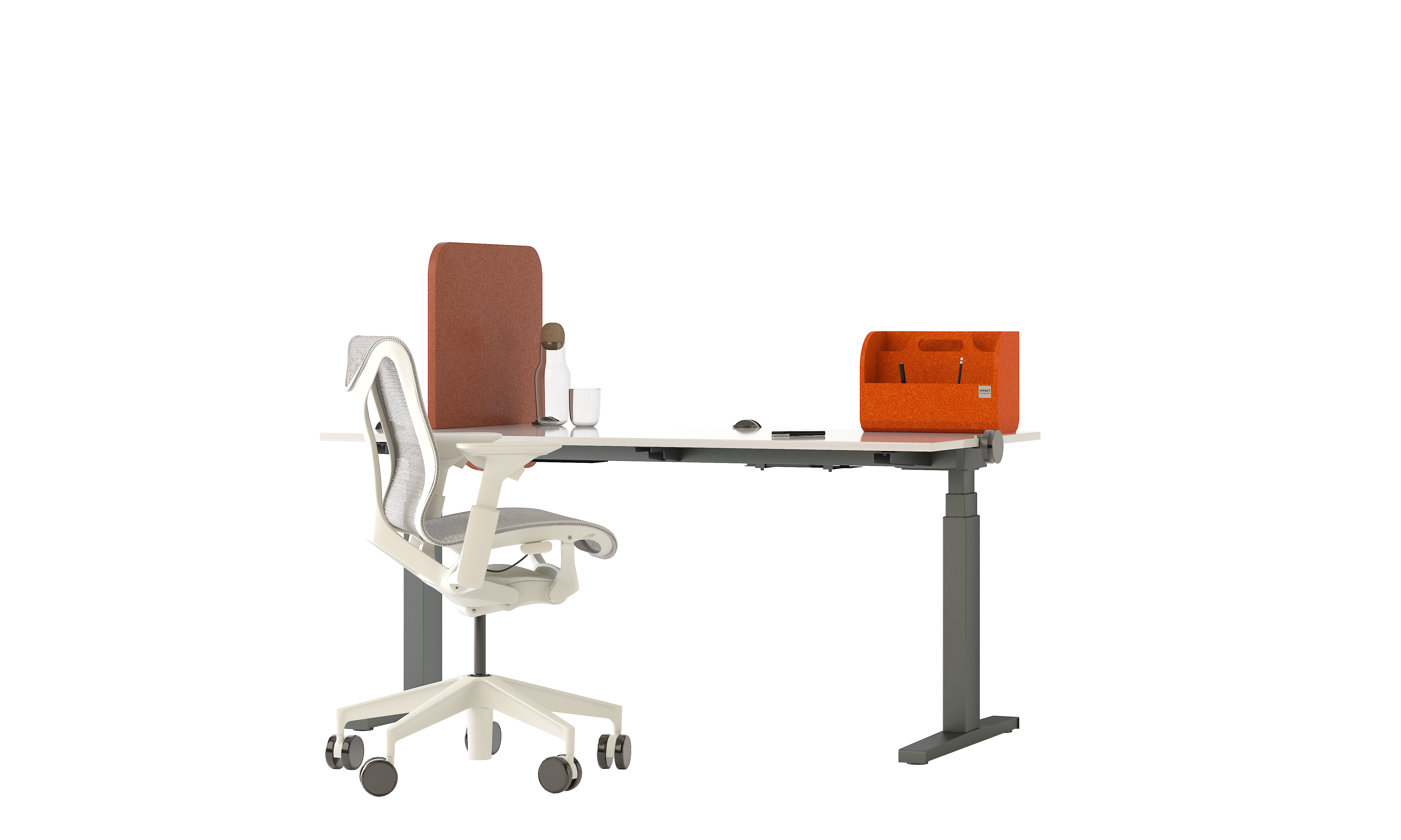 Arbeitsplatztrenner Moby – Akustische Tischtrenner – Höhenverstellbarer Schreibtisch mit grauem Gestell, weißer Oberfläche, ergonomischem Stuhl und orangefarbener Ablage.