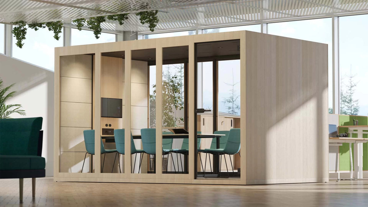 Silent Room XL | Meetingbox – Meetingbox – Modulares Besprechungsraum aus Holz mit Glaswänden, ausgestattet mit Stühlen in Türkis und einem Tisch.