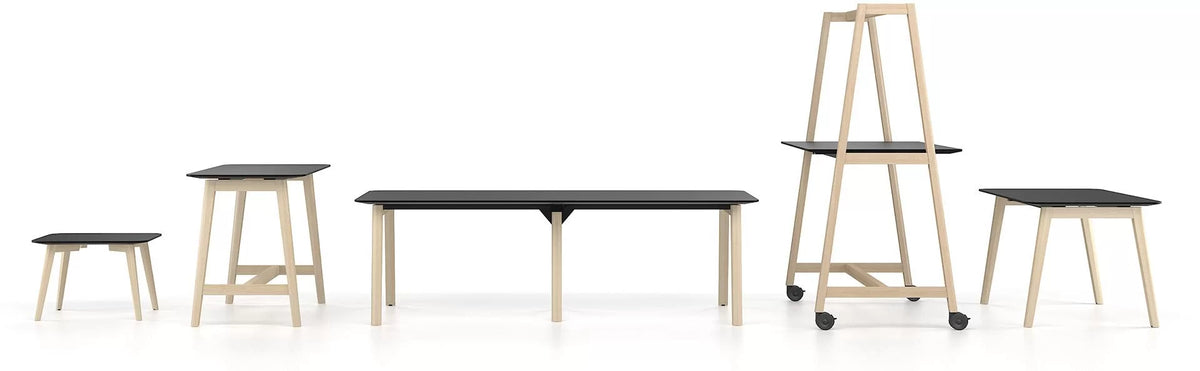 Konferenztisch | Nova Wood – Konferenztisch – Kombination aus mehreren Tischen mit schwarzen Tischplatten und hellen Holzgüsten. Variierende Höhen und Formen.