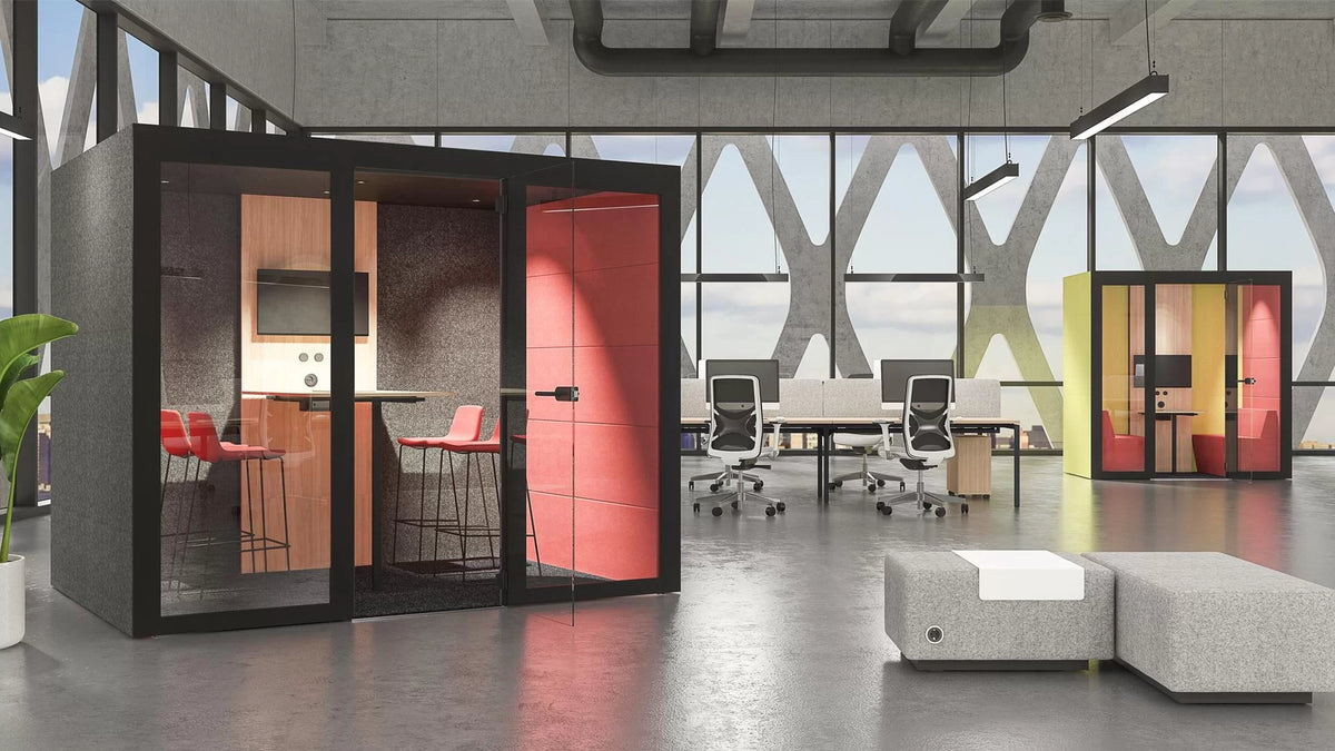 Silent Room L | Meetingbox – Meetingbox – Moderne Büroumgebung mit akustischer Kabine, roten Barhockern, Arbeitsplätzen und grauem Lounge-Möbel.