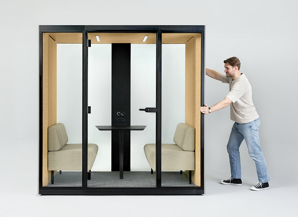 Sonus M | Meetingbox – Meetingbox – Klangisolierte Telefonzelle mit zwei Sitzen, Tisch, Steckdosen und Glasschiebetüren in modernem Design.