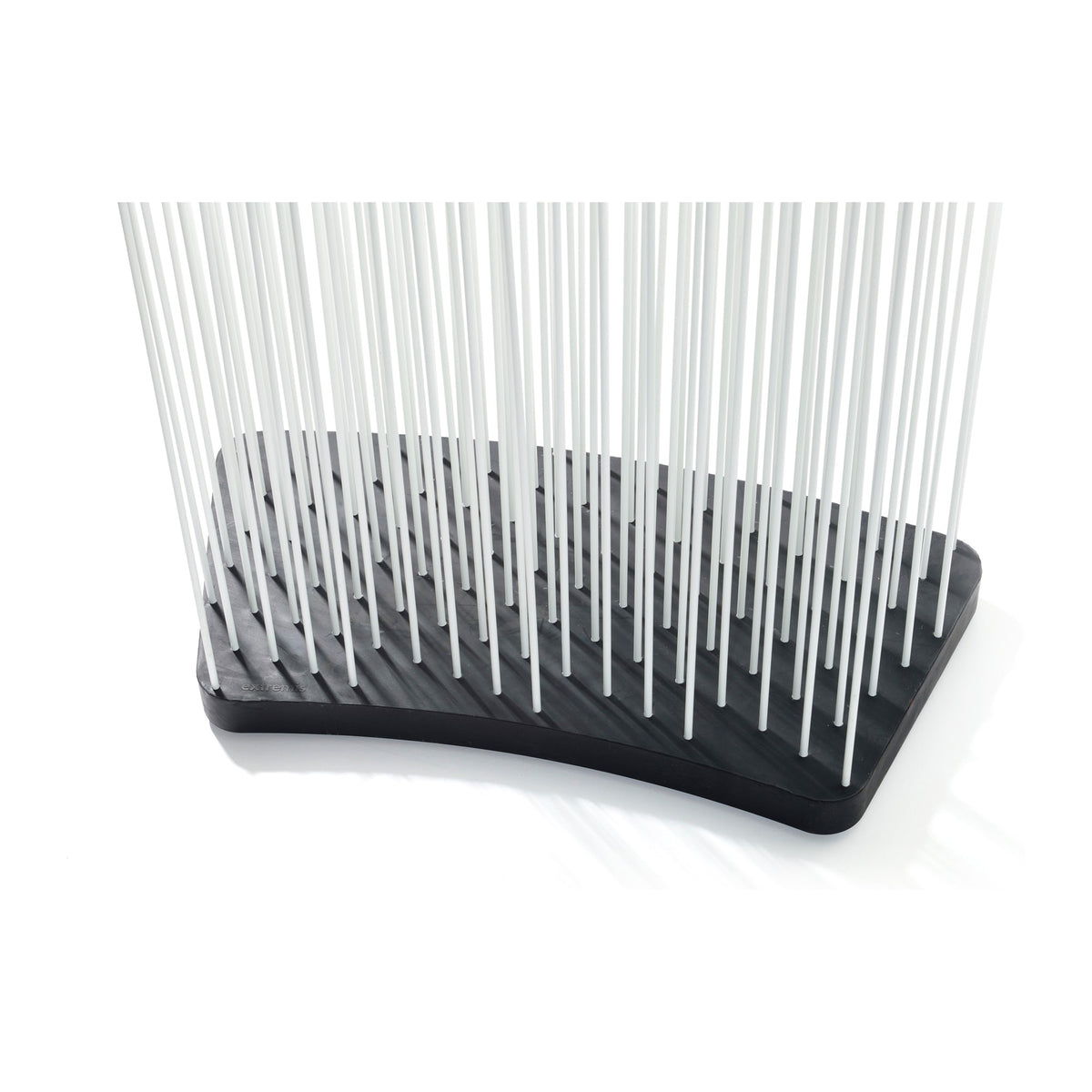 Sticks Raumteiler: weisse Stäbe in geschwungenem Sockel in Schwarz.