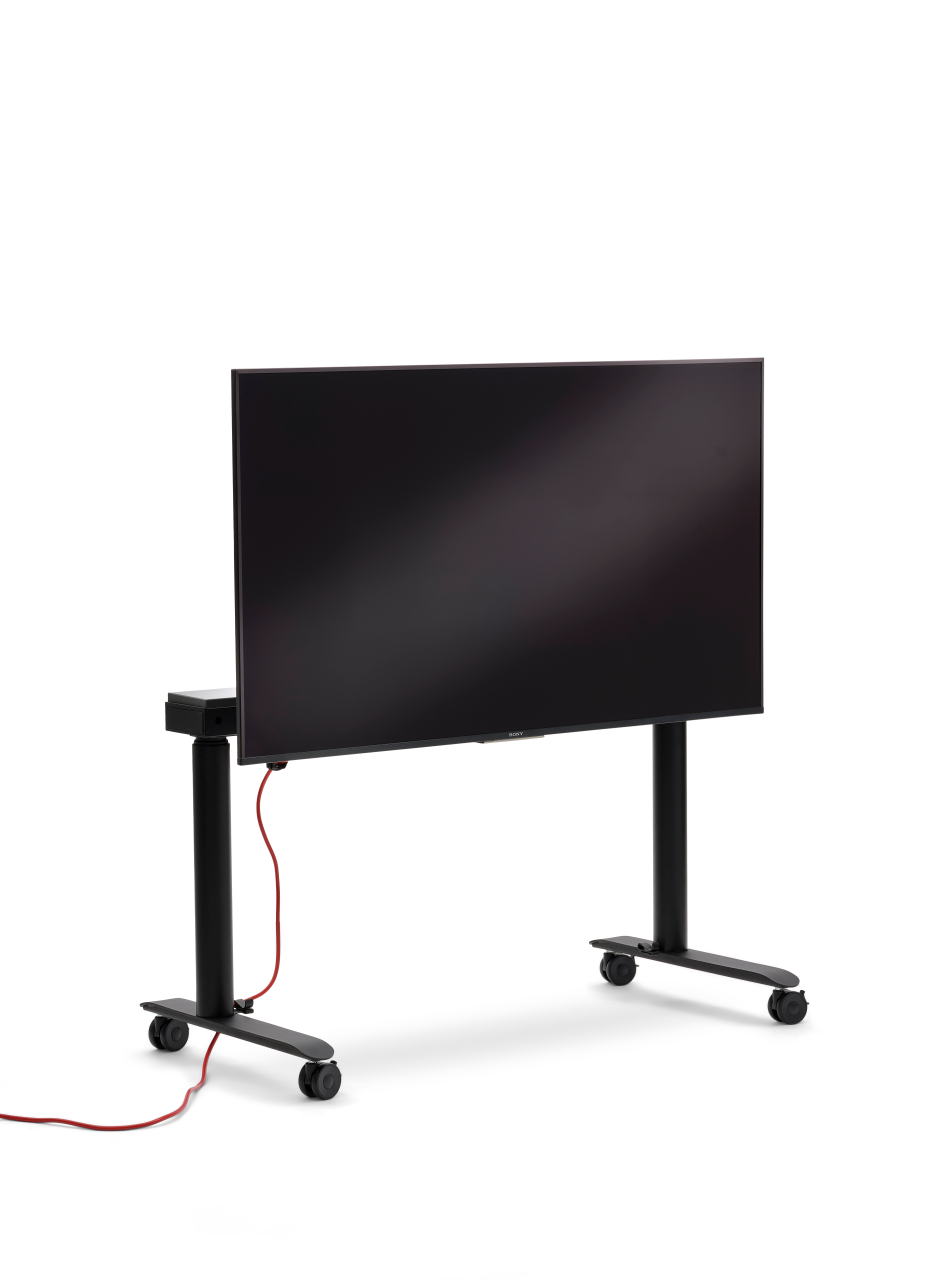 se:lab monitor caddy – Monitor Caddy – Schwarzer, mobile Monitorständer mit einem großen Display und Kabeln. Rollen ermöglichen einfache Beweglichkeit.