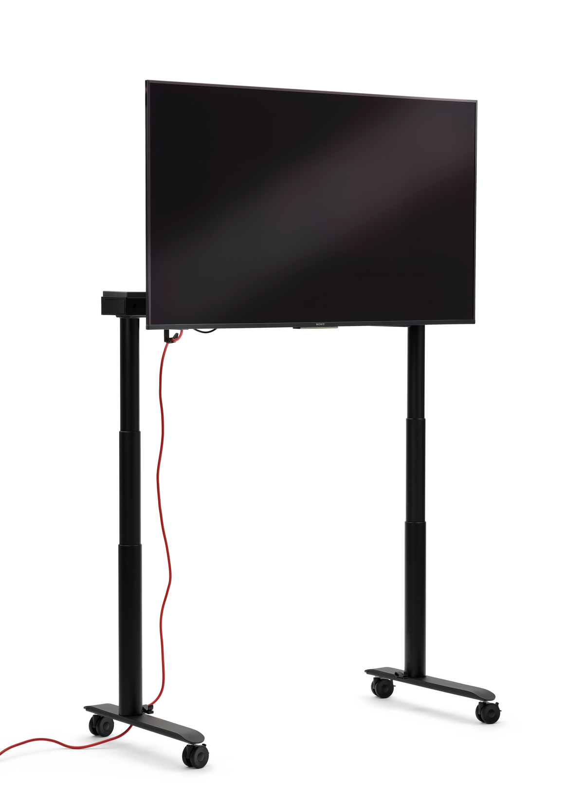 se:lab monitor caddy – Monitor Caddy – Schwarze mobile TV-Halterung mit einem grossen Bildschirm und Kabel. Höhenverstellbar und auf Rollen.
