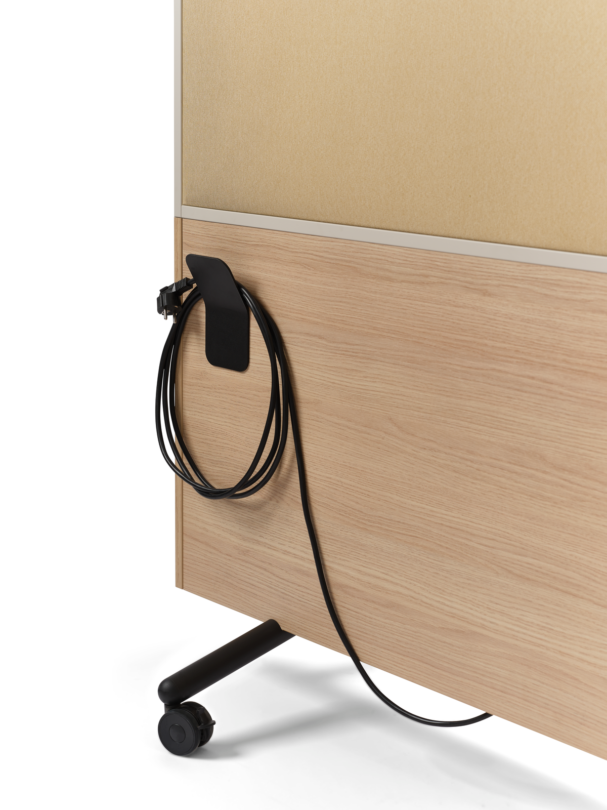 se:lab monitor wall – Monitorwand – Holzfarbenes Möbelstück mit Kabelmanagement, schwarzes Kabel hängt an der Seite, mobile Rolle unten.