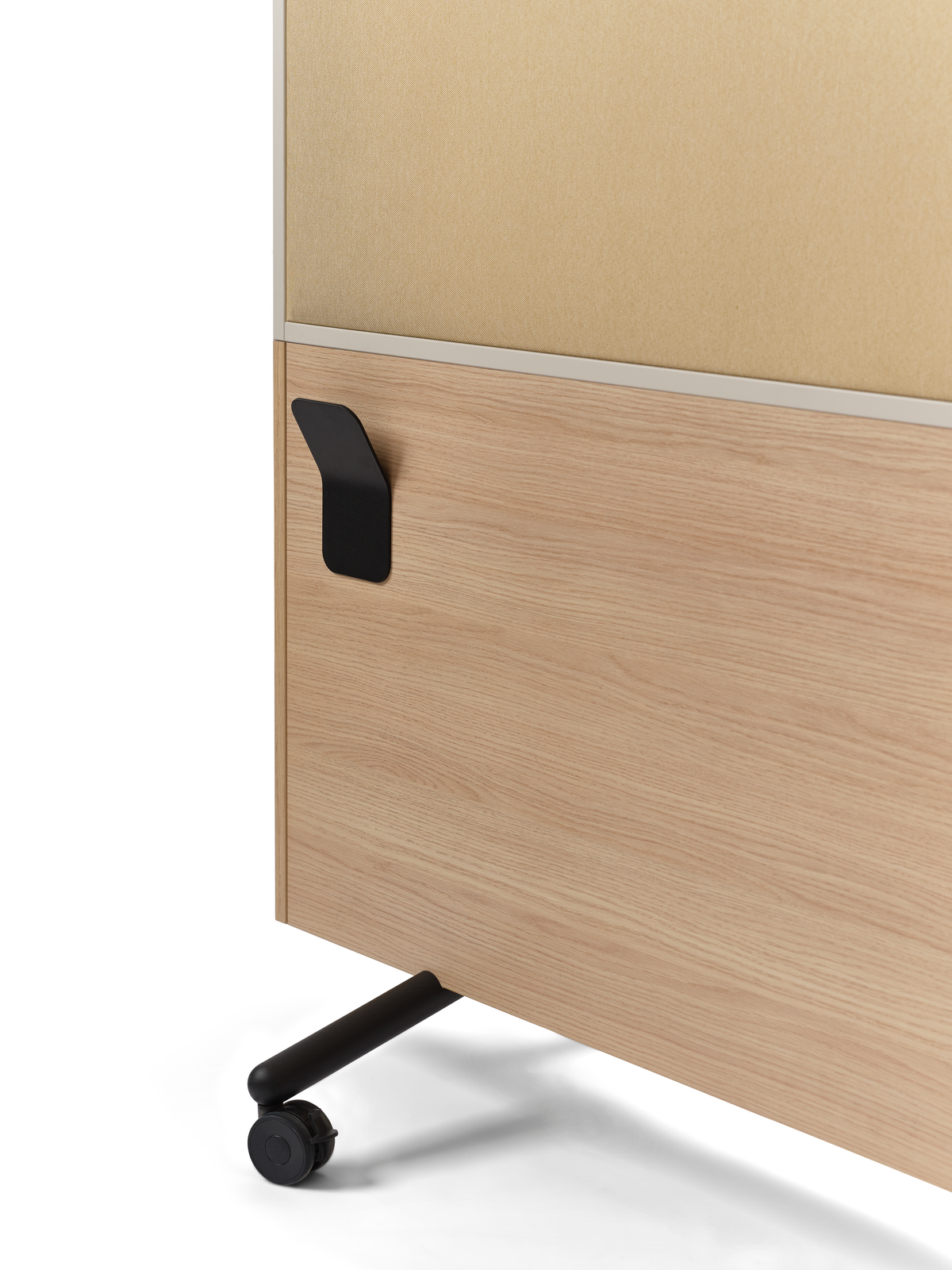 se:lab monitor wall – Monitorwand – Büromöbel mit Holzoberfläche, schwarzer Haltegriff und Rollen für Mobilität, beige Trennwand im Hintergrund.