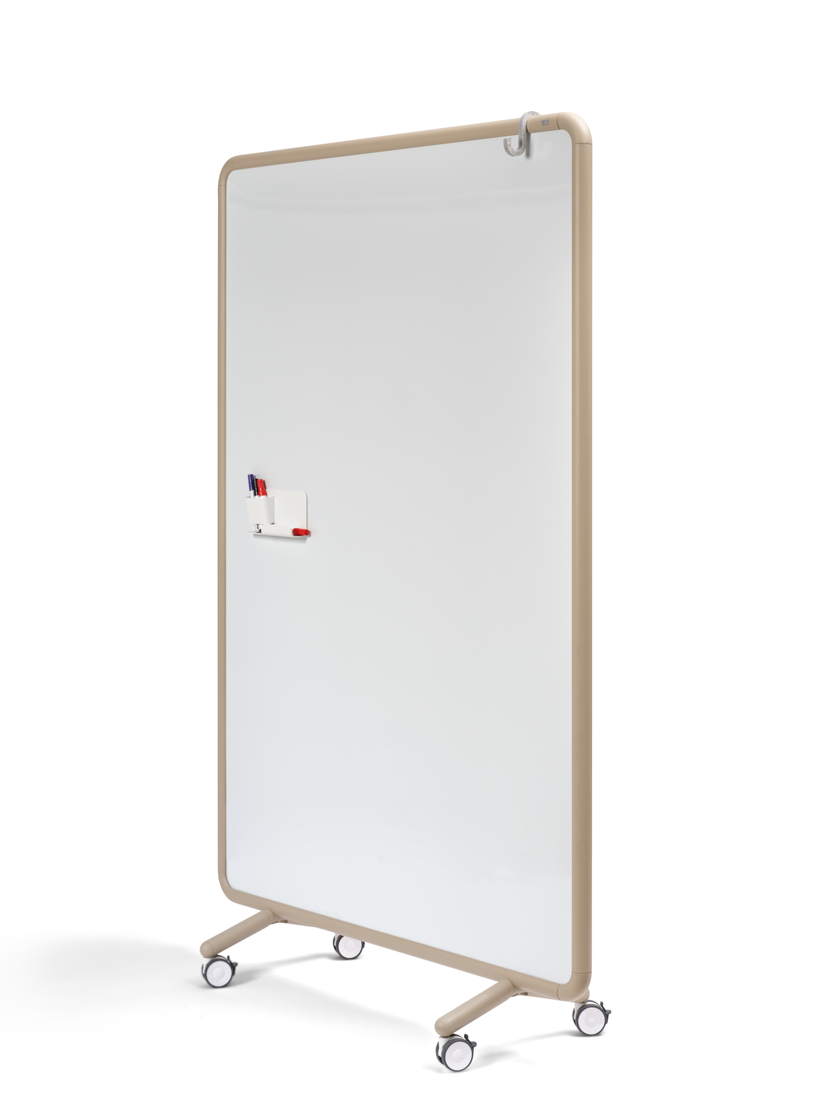 se:lab pin & write – Mobile Stellwände – Rollwand mit sandfarbenem Rahmen und Whiteboard, schräg von vorn, mit Stiftablage.