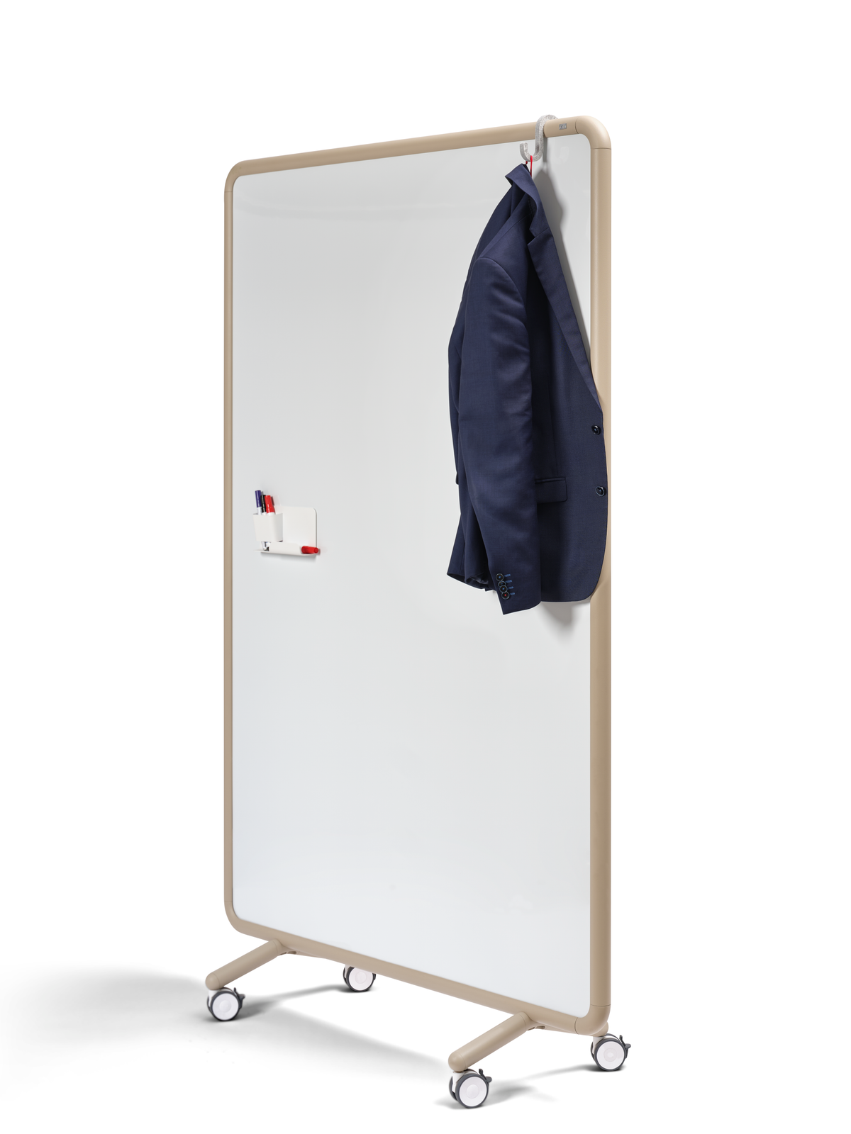 se:lab pin & write – Mobile Stellwände – Rollwand mit sandfarbenem Rahmen, Sakko am Filzhaken und magnetischer Stiftablage.