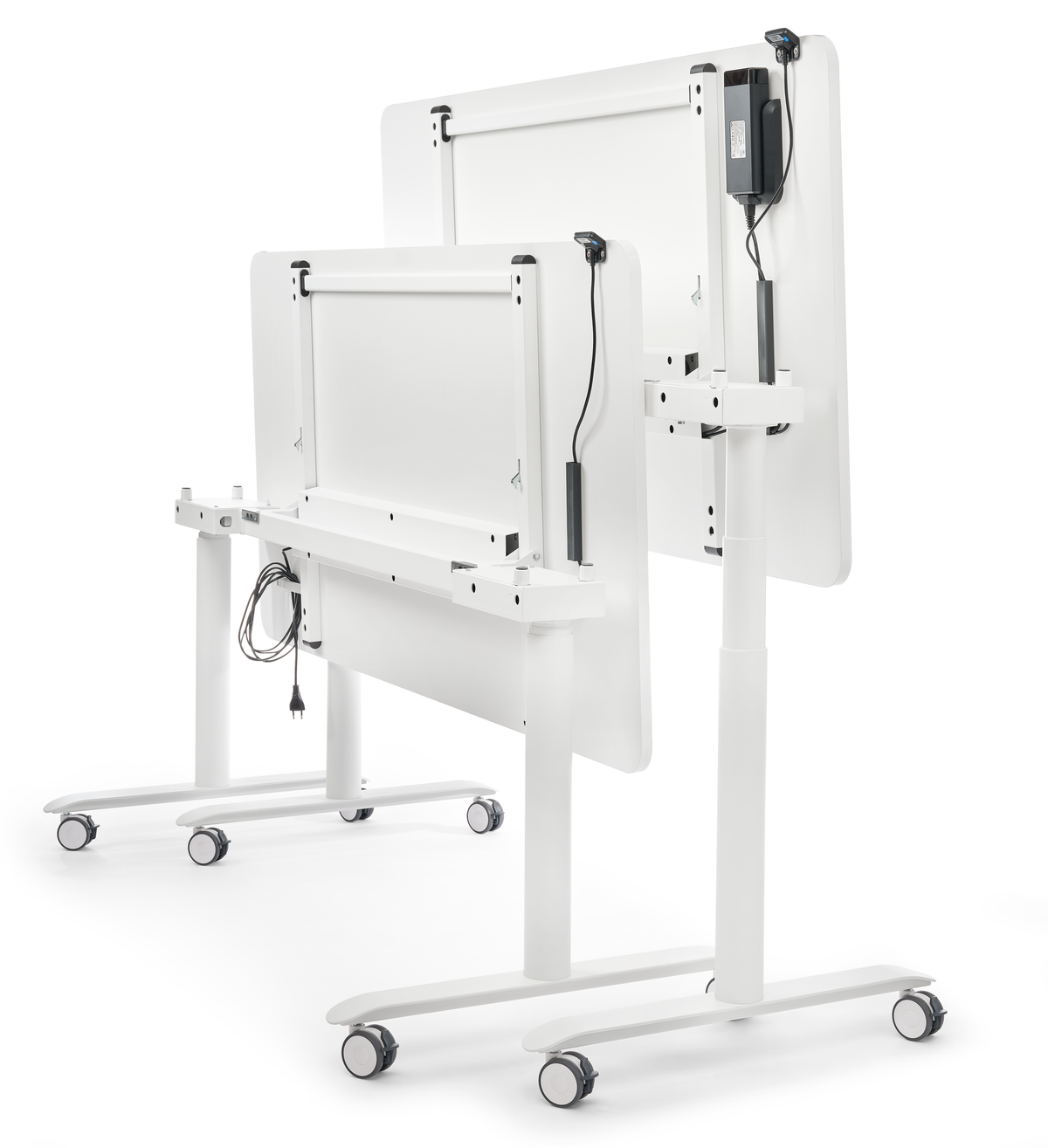 se:lab tableboard – höhenverstellbarer Whiteboardtisch – Zwei mobile, klappbare Tische in Weiss mit Rollen und elektrisch verstellbaren Gestellen.