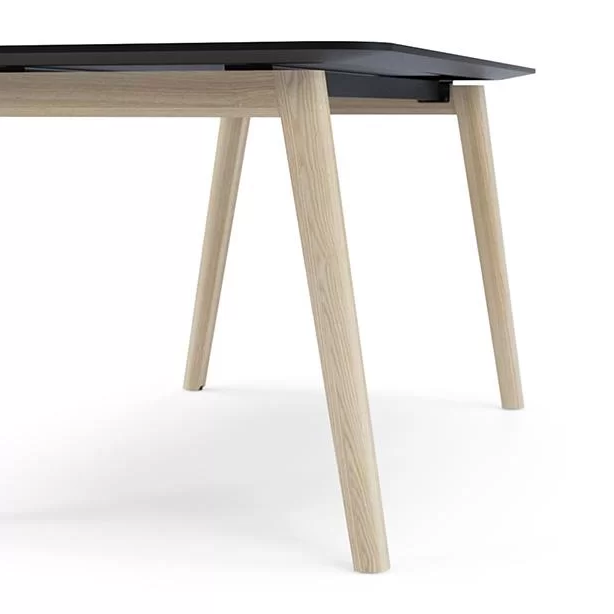 Nova Wood | Bench – Bench-Arbeitsplatzsystem – Schreibtisch mit schwarzer Tischplatte und gestreuten Holzbeinen, modern und minimalistisch gestaltet.