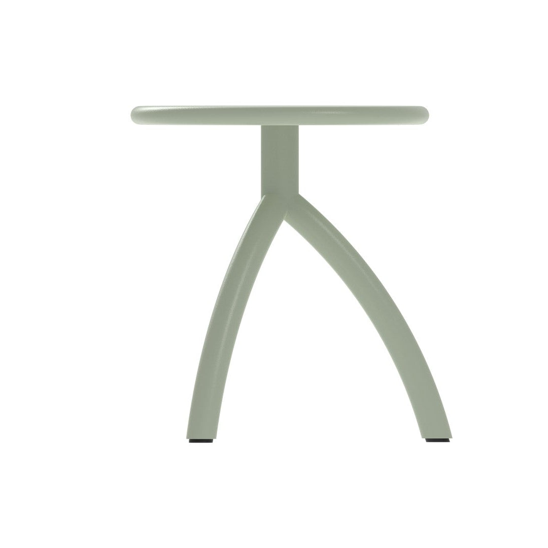 Stool – Hocker – Runder Hocker mit grünem Gestell und drei gebogenen Beinen, in minimalistischer Ausführung.
