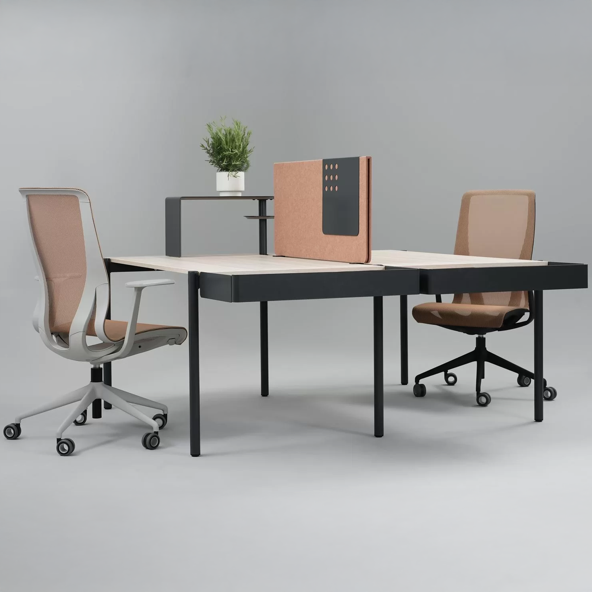 Zedo | Bench – Bench-Arbeitsplatzsystem – Zwei ergonomische Bürostühle in Braun, belegter Schreibtisch mit schwarzem Gestell und Trennwand, Pflanze auf Tisch.