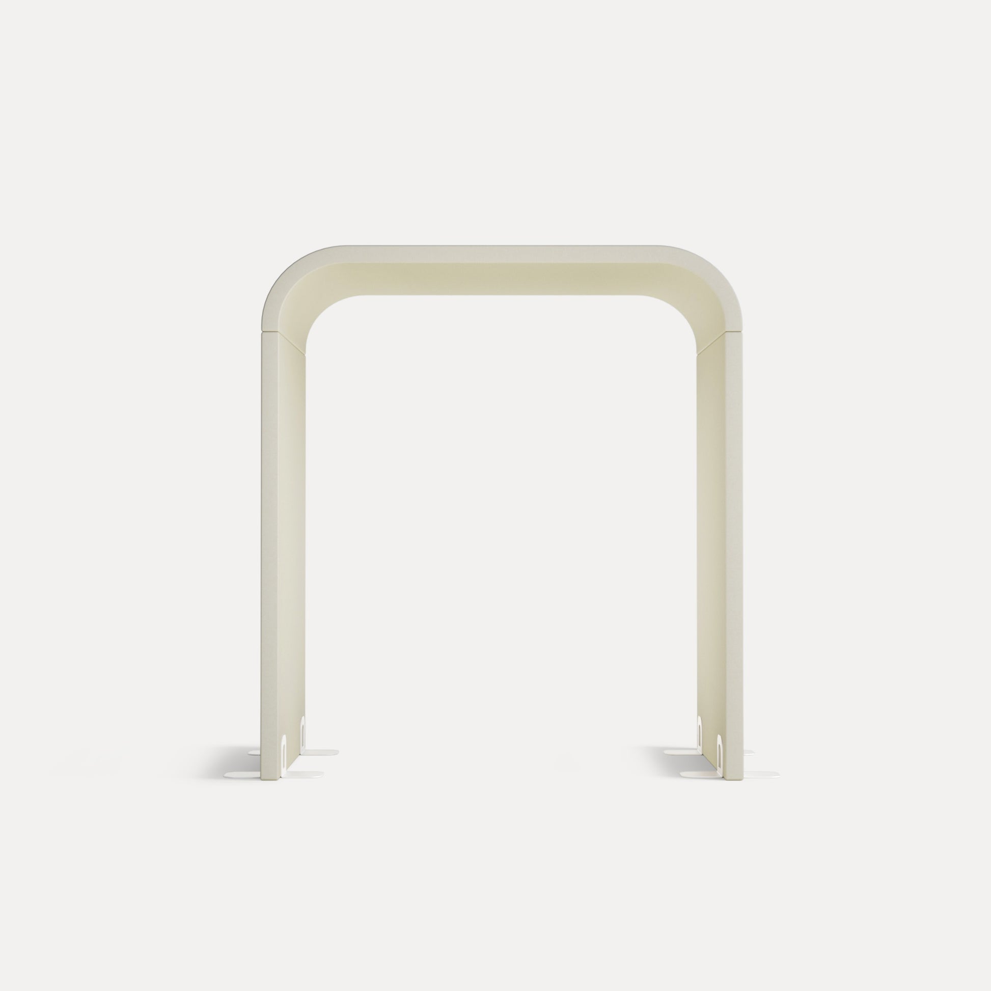Arc Stellwand, Frontansicht in sanftem Weiß, akustisch wirksam.